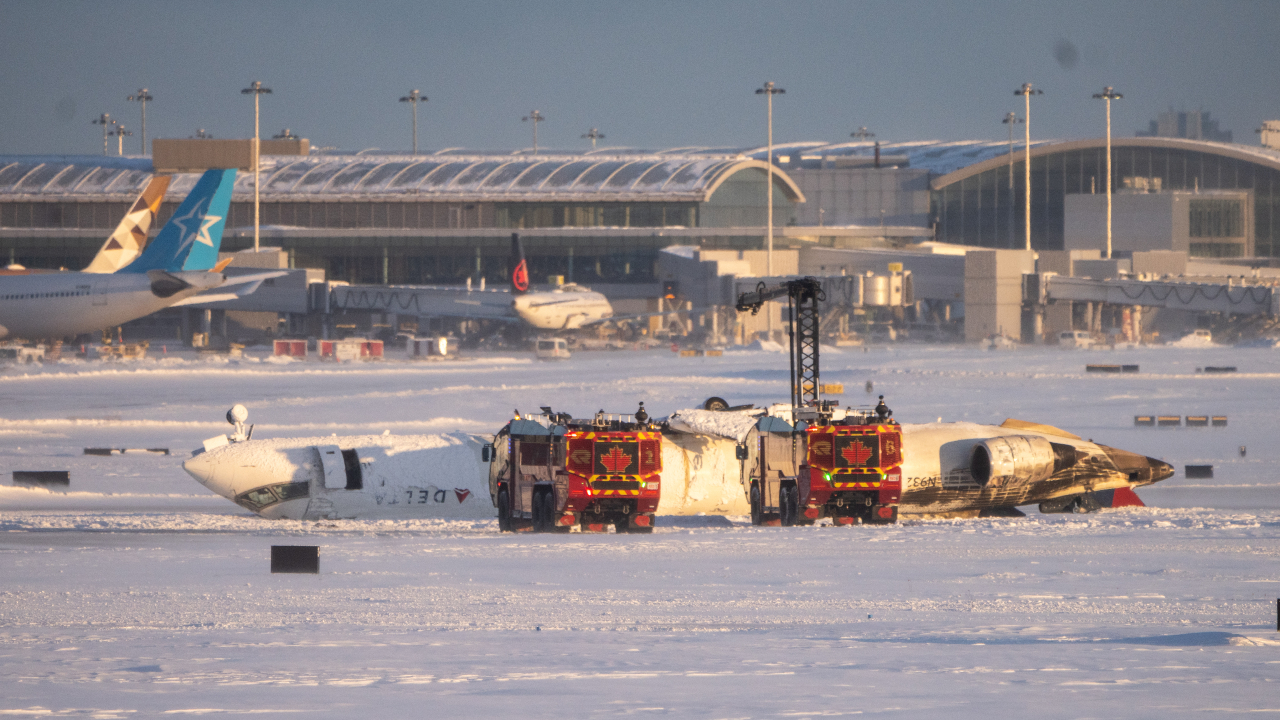 Avião capota durante pouso no aeroporto no Canadá e quebra asas