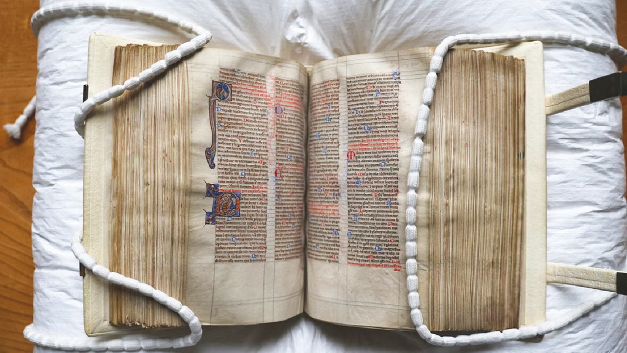 Rara Bíblia medieval é devolvida à catedral de Salisbury após 70 anos