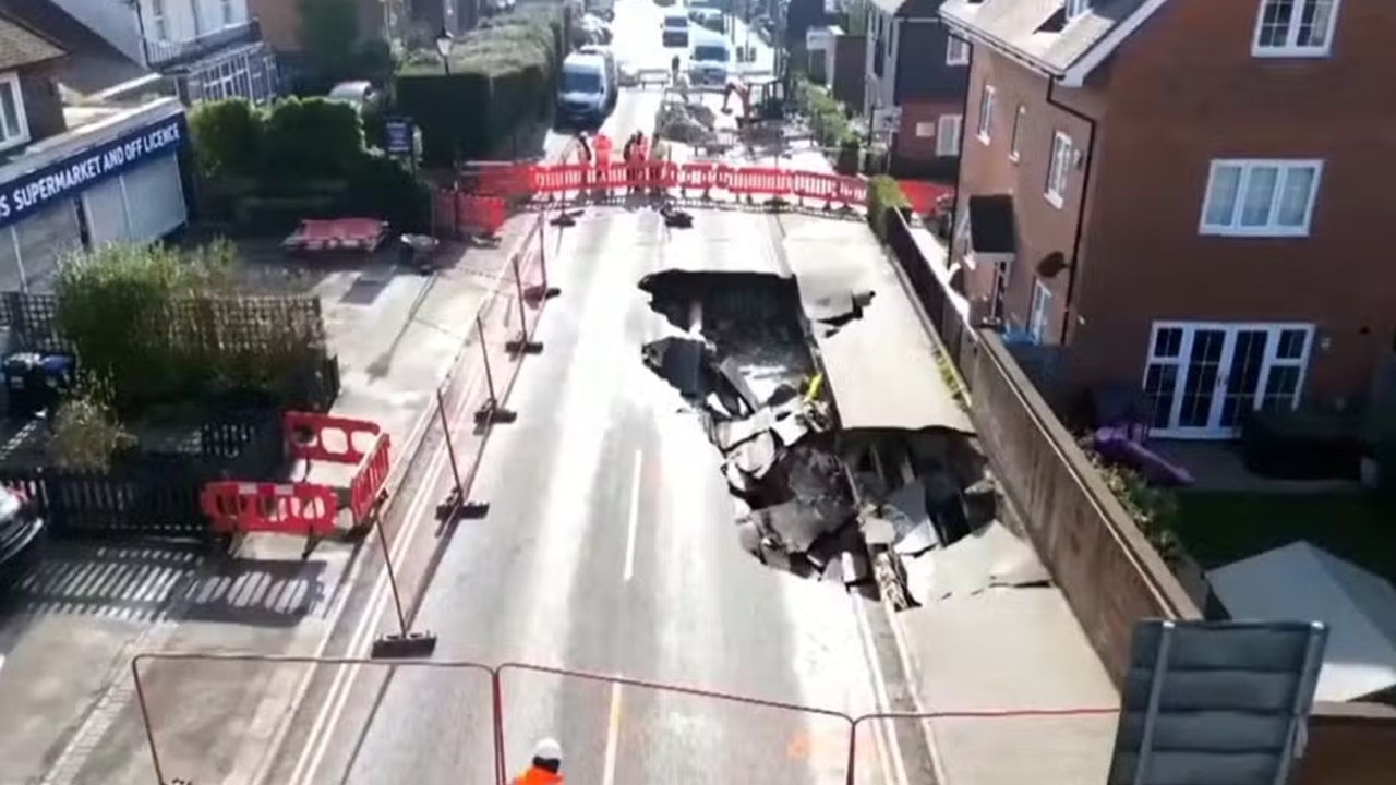 Cratera gigante engole rua residencial na Inglaterra e força evacuações