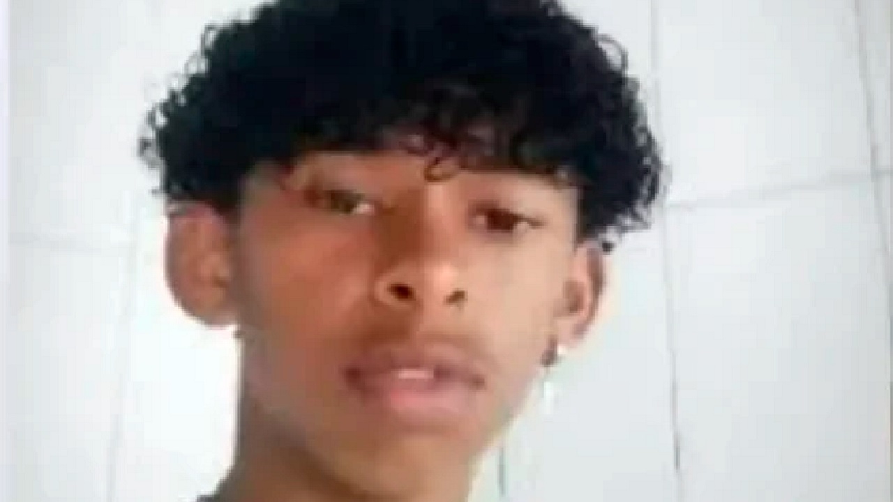 Jovem morre após injetar líquido com água e restos de borboleta na perna