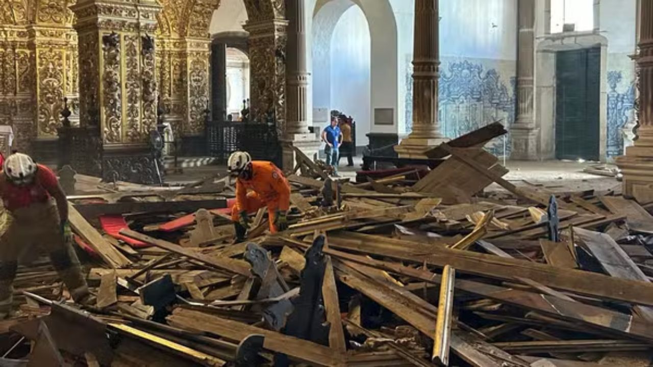 Teto da ‘Igreja de Ouro’ no centro histórico de Salvador desaba em acidente fatal