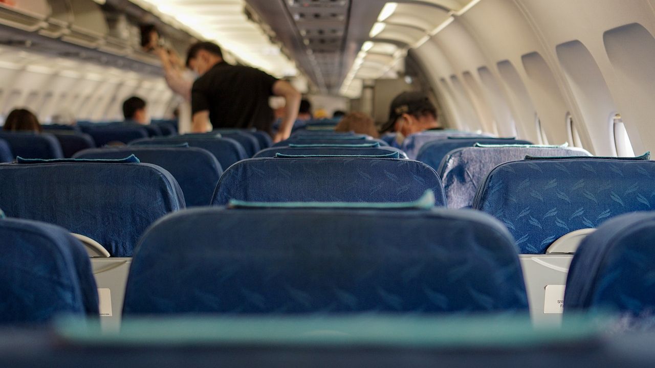 Passageiros relatam terem viajado por horas ao lado de corpo em voo