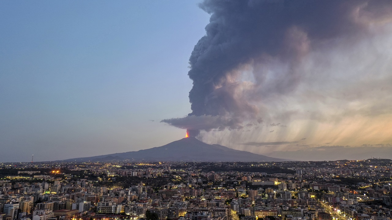 Erupção do vulcão Monte Etna atrai multidões, mas atrapalha resgates