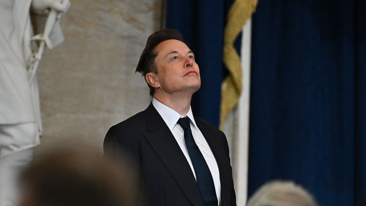 Idosa perde R$ 150 mil em golpe amoroso com falso Elon Musk