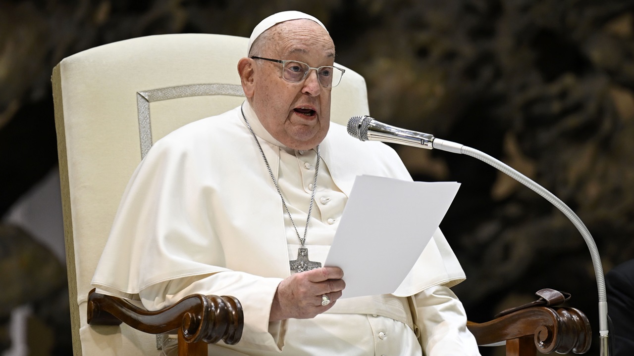 Papa Francisco enfrenta crise de broncoespasmo durante internação