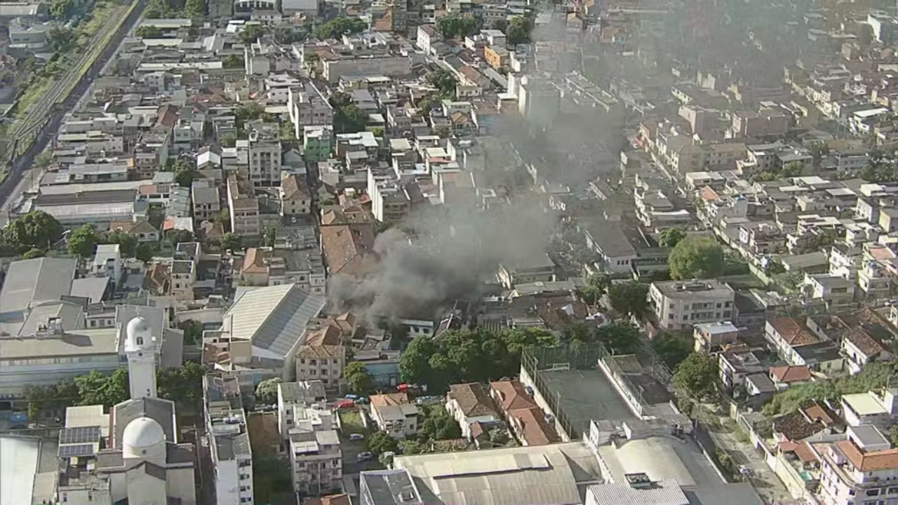 Incêndio atinge fábrica de fantasias de Carnaval no RJ