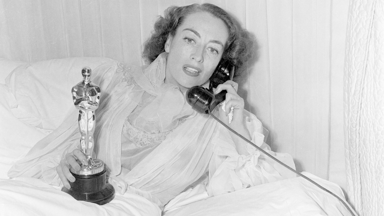 A história por trás da gripe que fez Joan Crawford receber o Oscar em sua cama