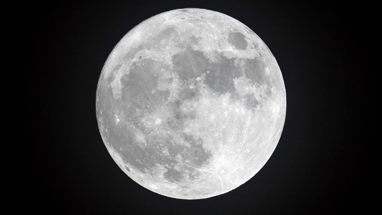 A curiosa explicação para os formação de dois cânions no lado oculto da Lua