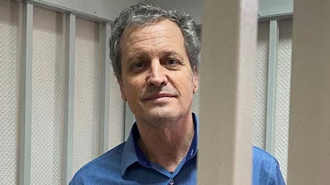 Professor americano é libertado da Rússia após mais de 3 anos