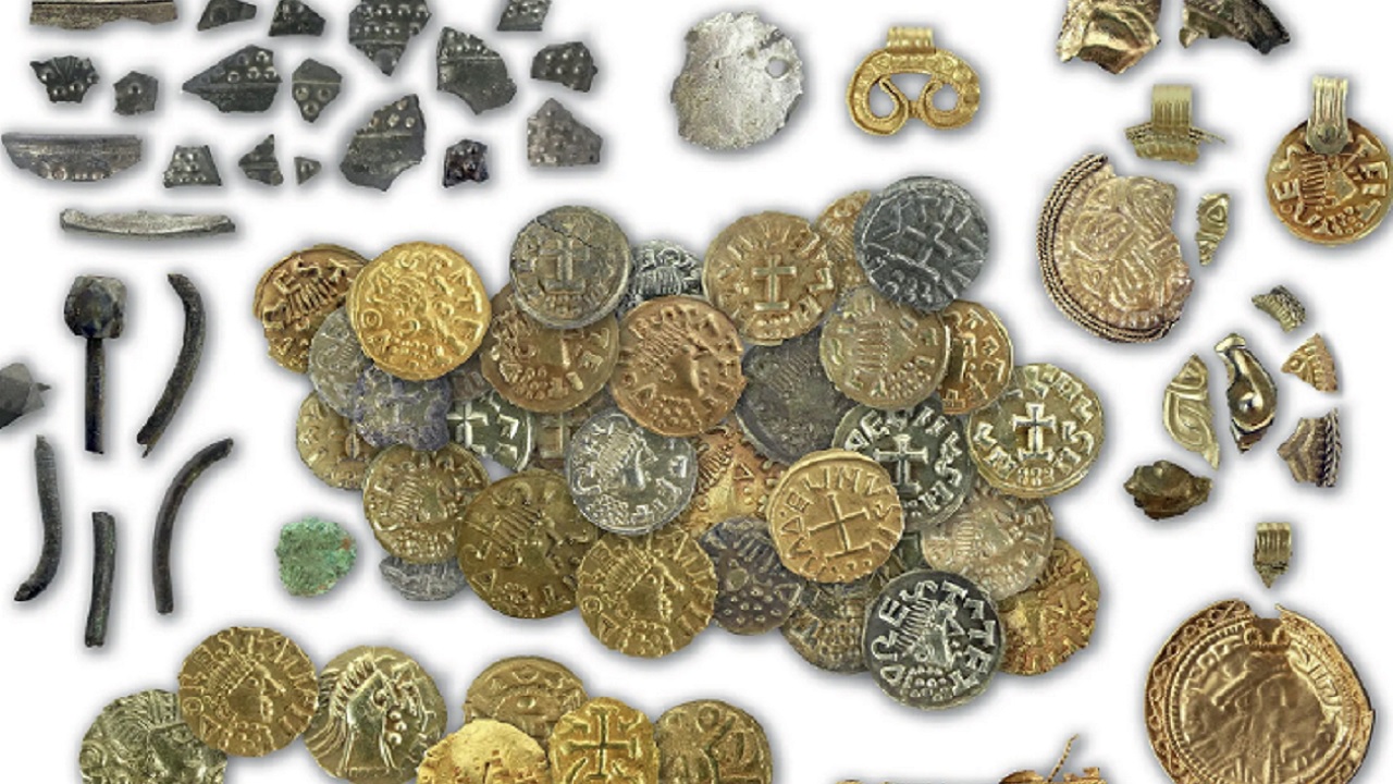 Arqueólogos encontram “dinheiro do diabo” em raro sítio pagão medieval