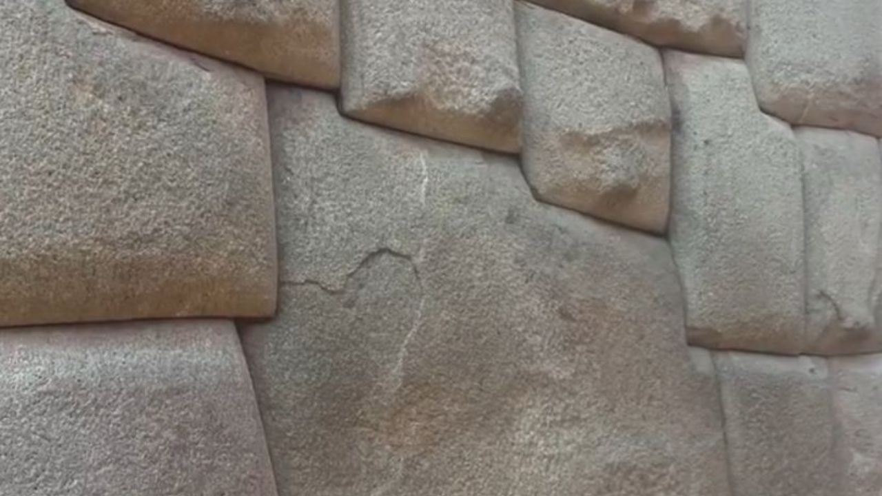 Ataque à Pedra dos Doze Ângulos em Cusco causa danos irreversíveis