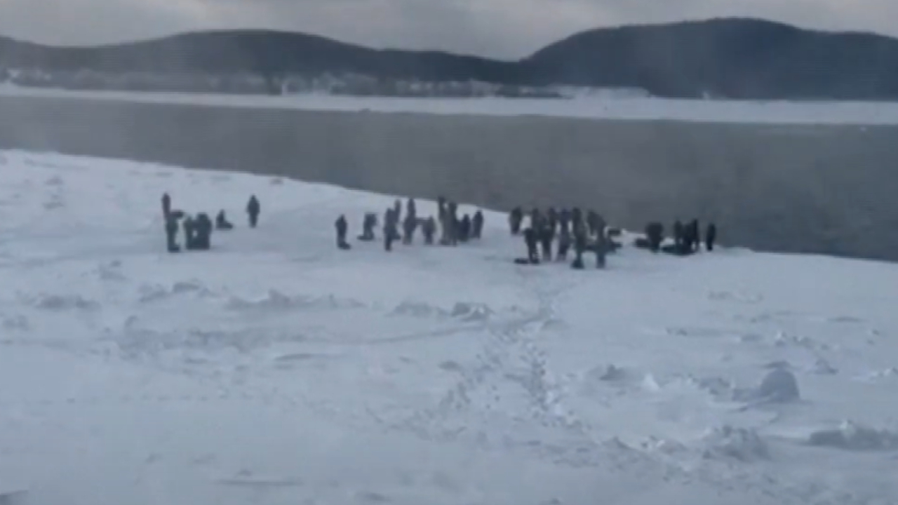 Rússia: 139 pescadores presos em bloco de gelo no Pacífico são resgatados