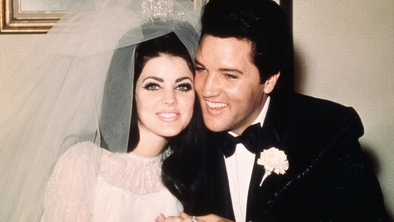 Priscilla Presley é acusada de levar Elvis à morte em processo movido por ex-sócios