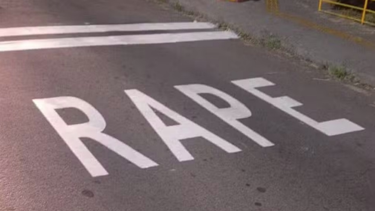 Erro ortográfico em sinalização de trânsito viraliza nas redes: ‘RAPE’
