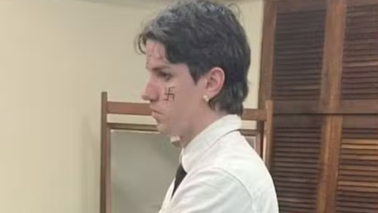 Estudante tenta colar grau com suástica pintada no rosto no RS