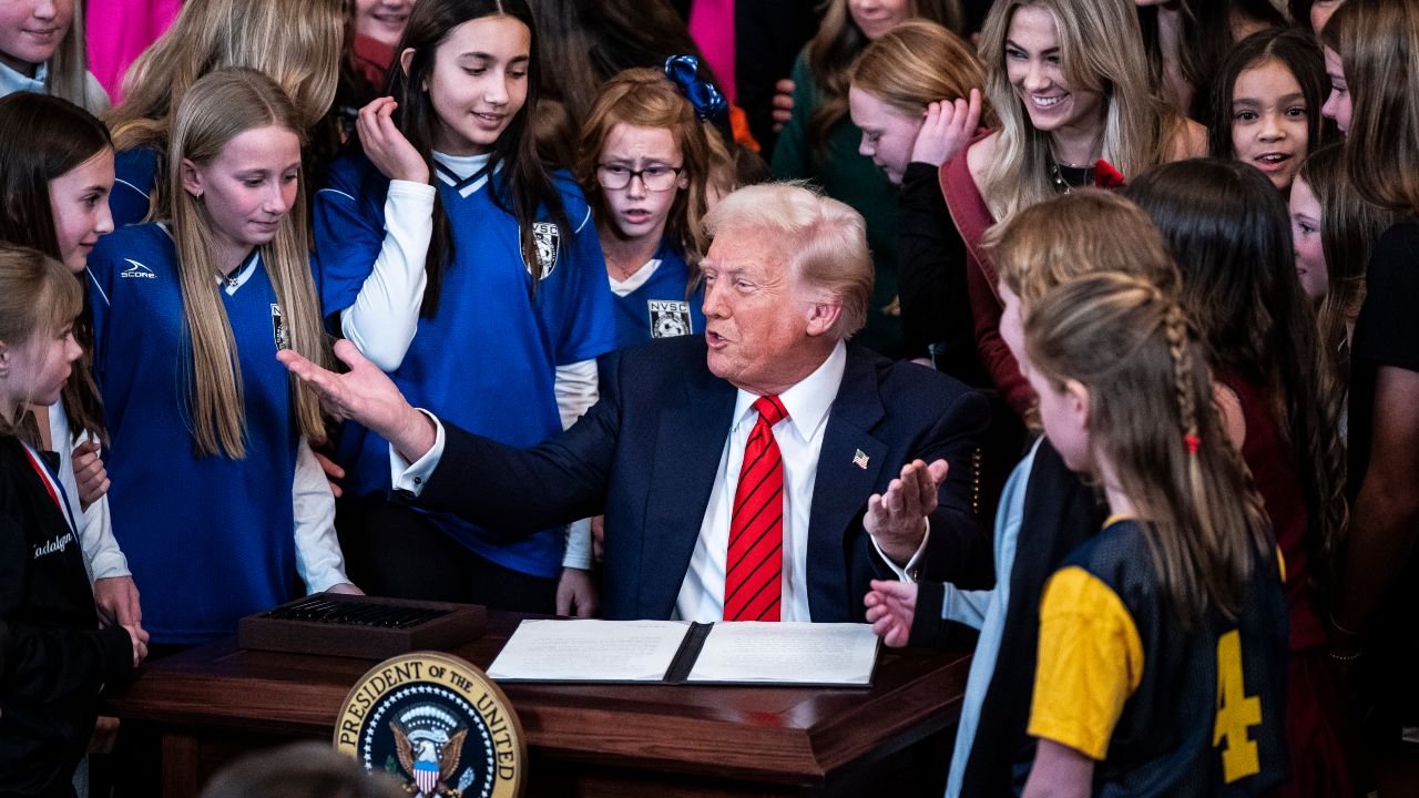 Trump assina ordem que impede participação de transgêneros em competições