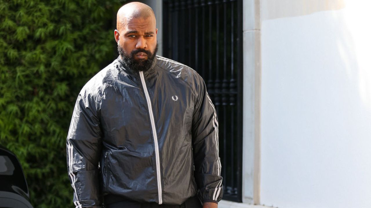 Após dizer que ama Hitler, Kanye West volta a defender camisa com suástica