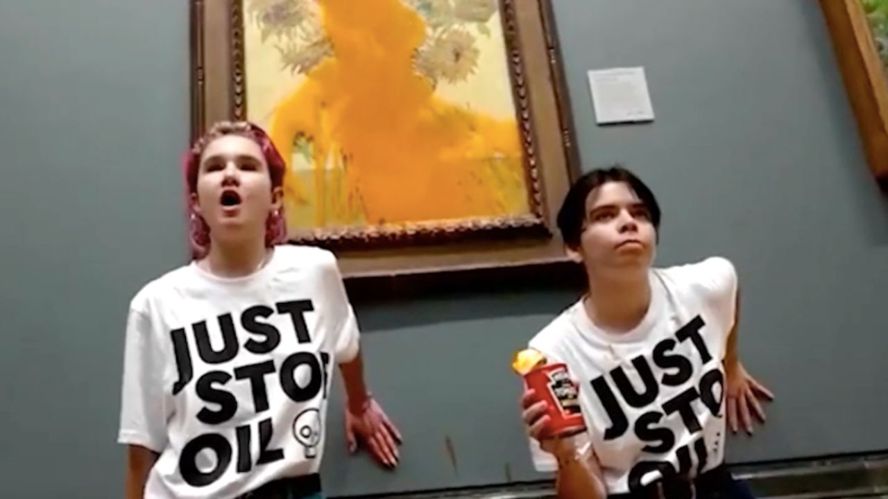 Ativistas que jogaram sopa em quadro de Van Gogh ficarão presas por até 2 anos