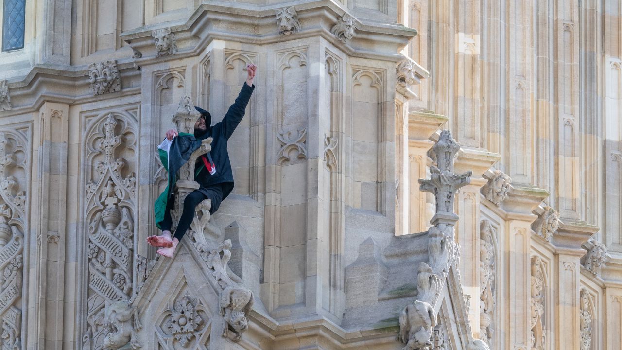 Homem escala torre do Big Ben e levanta bandeira da Palestina em ato de protesto