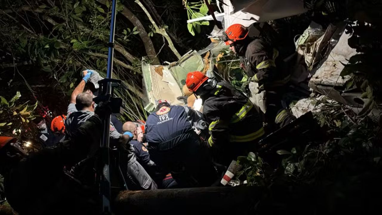 Avião cai em aldeia indígena no litoral de SP e deixa um morto e um ferido