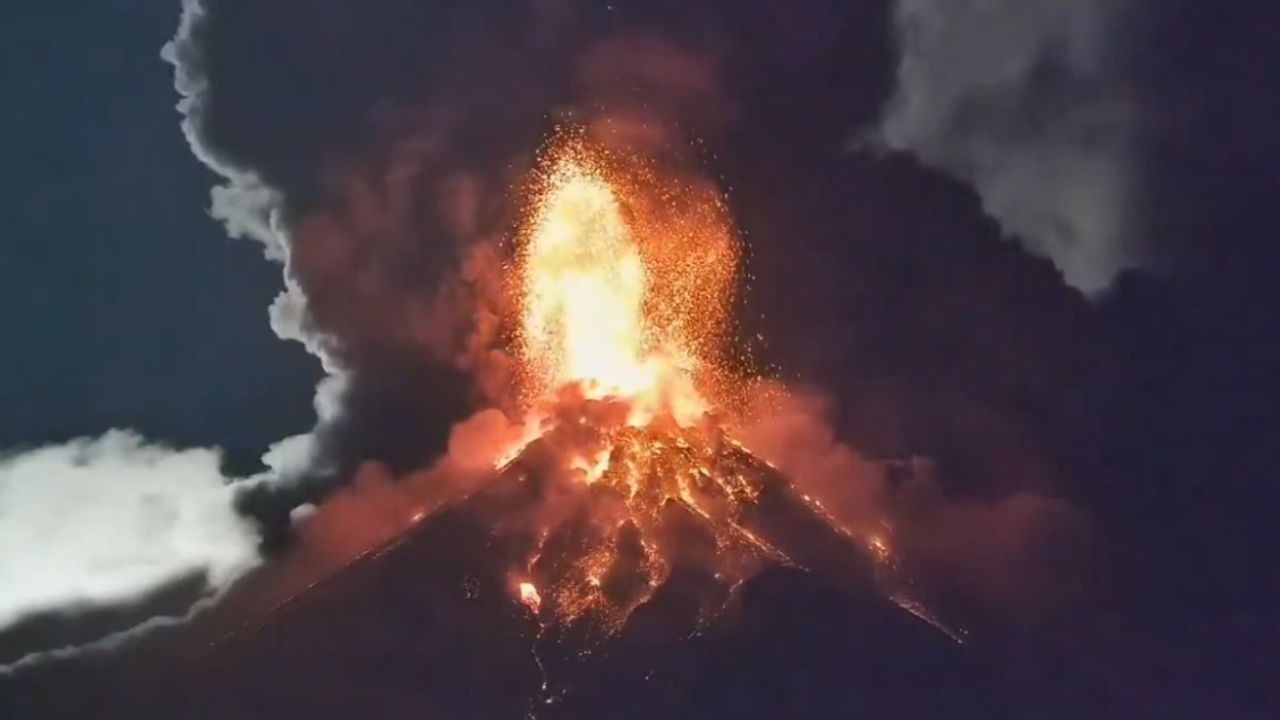 Vulcão de Fogo entra em erupção na Guatemala e força evacuações