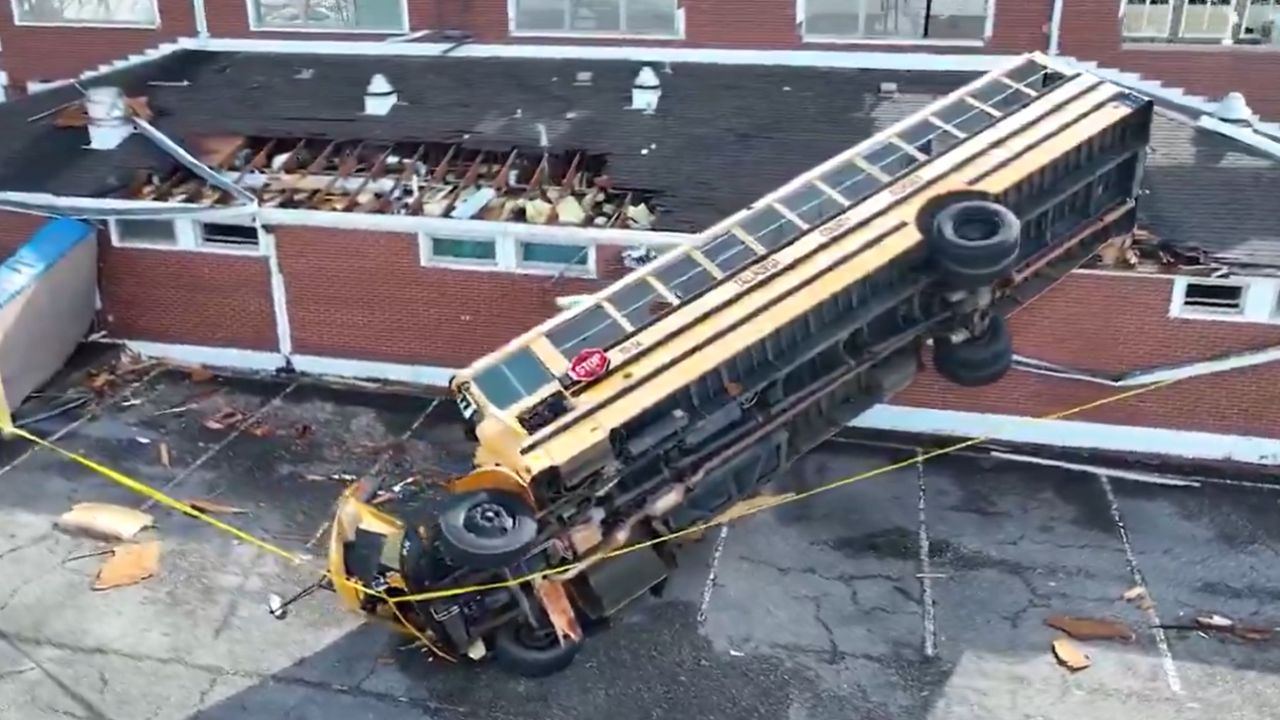 Ônibus fica pendurado em telhado de escola após passagem de tornado nos EUA
