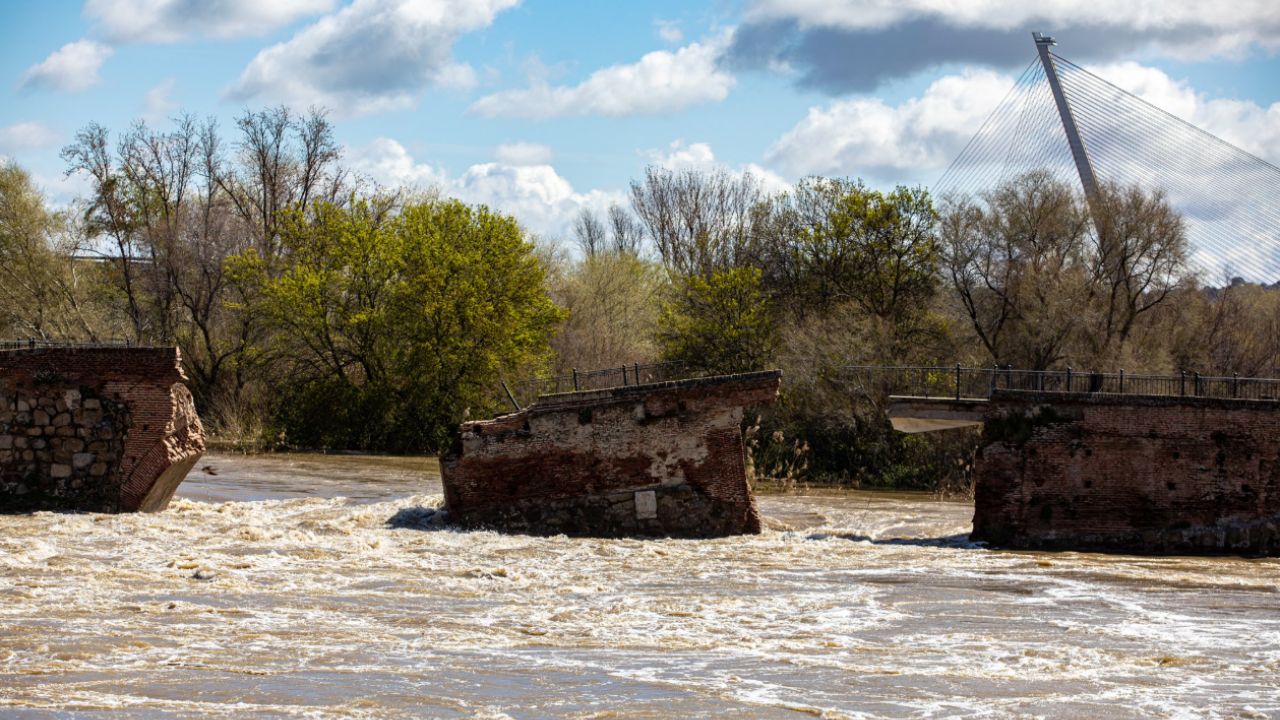 Ponte do século XV desaba na Espanha após fortes chuvas