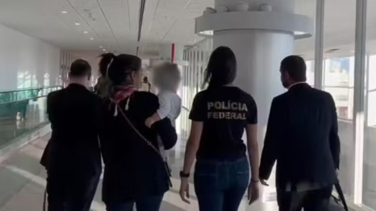 Bebê brasileira traficada para Portugal retorna após mais de um ano