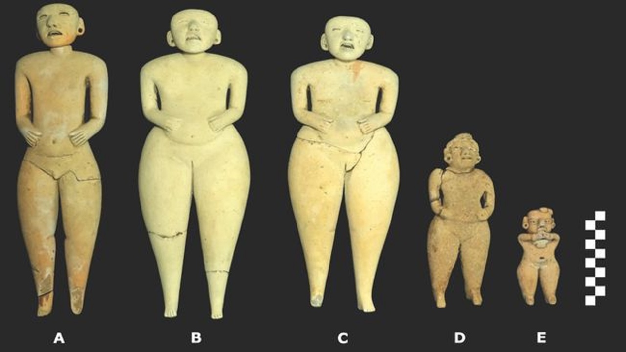 Bonecos raros de 2.400 anos são encontrados no topo de pirâmide na Guatemala
