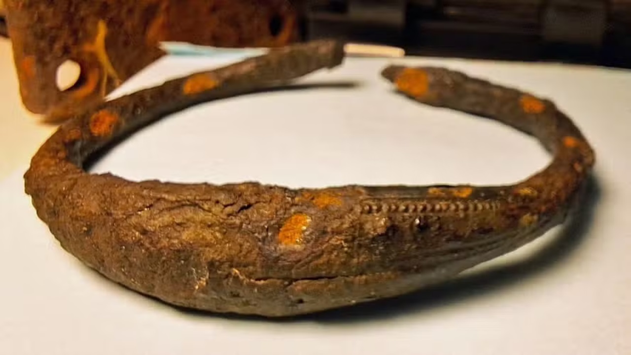 Tesouro Viking: Bracelete raro e colar de ouro são descobertos na Suécia