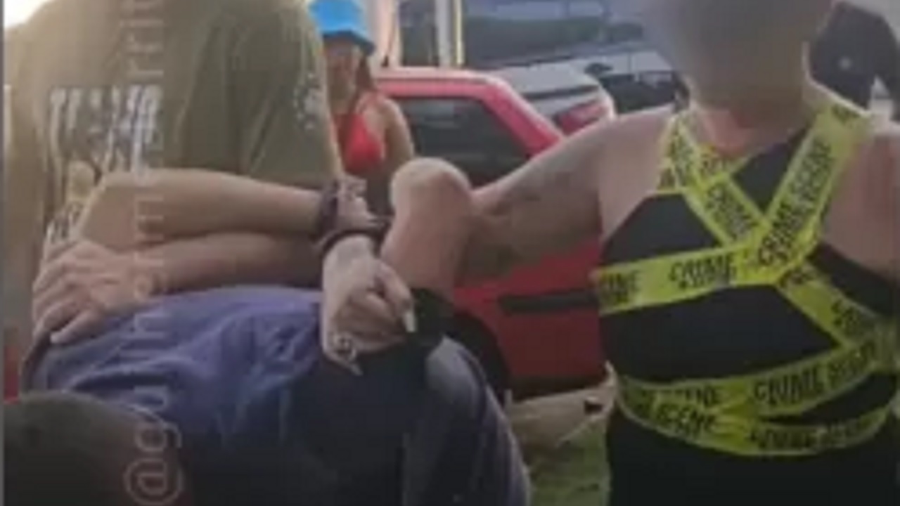 Polícia prende suspeitos de furto com agente fantasiada de ‘cena de crime’