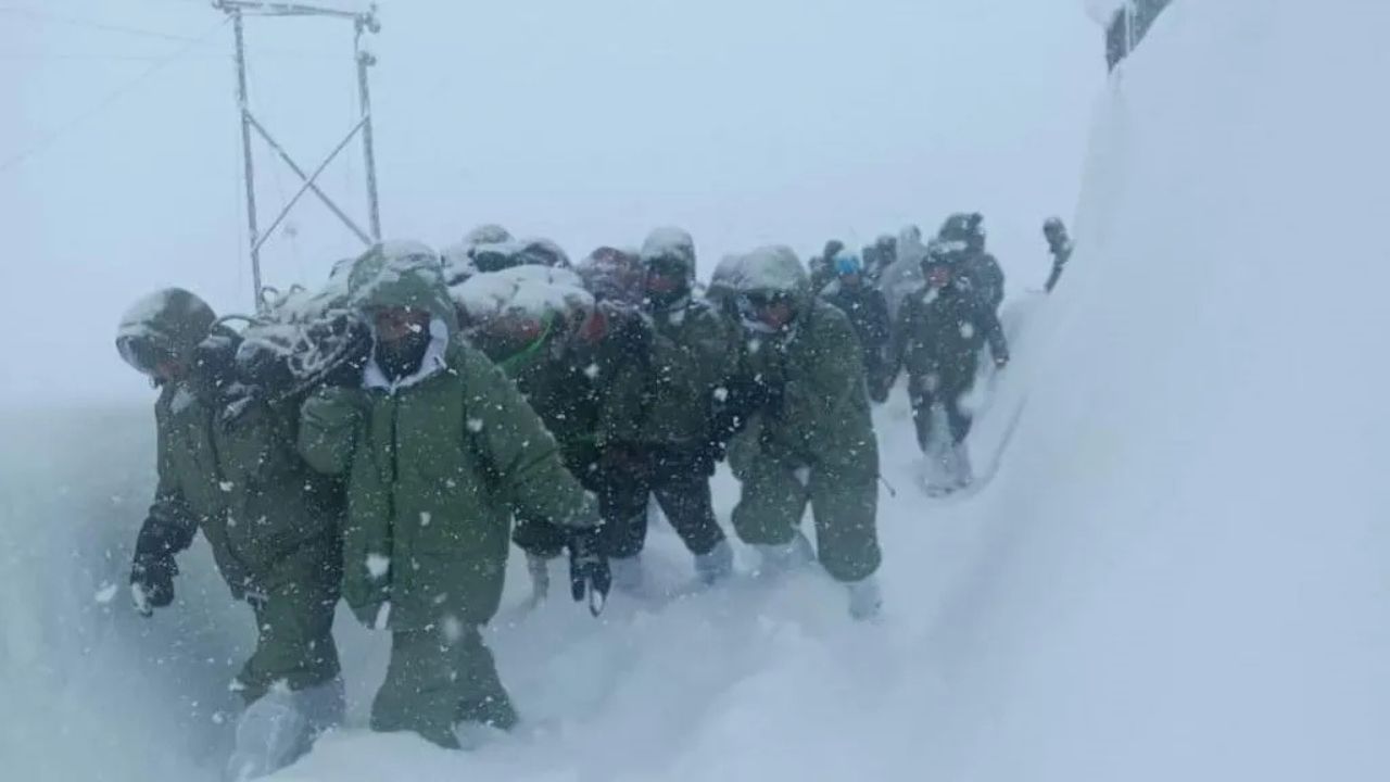Dezenas de pessoas são encontradas com vida em contêineres dias após avalanche na Índia