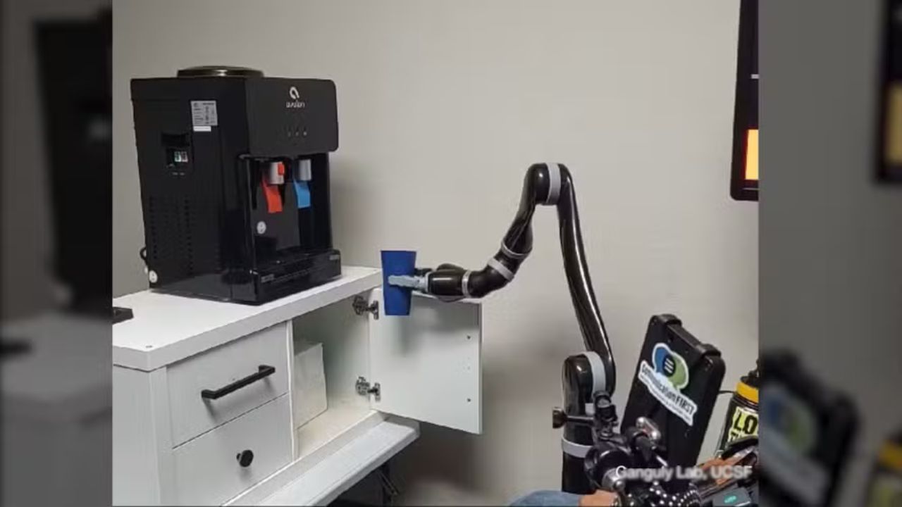 Homem tetraplégico controla braço robótico apenas com a mente por tempo recorde
