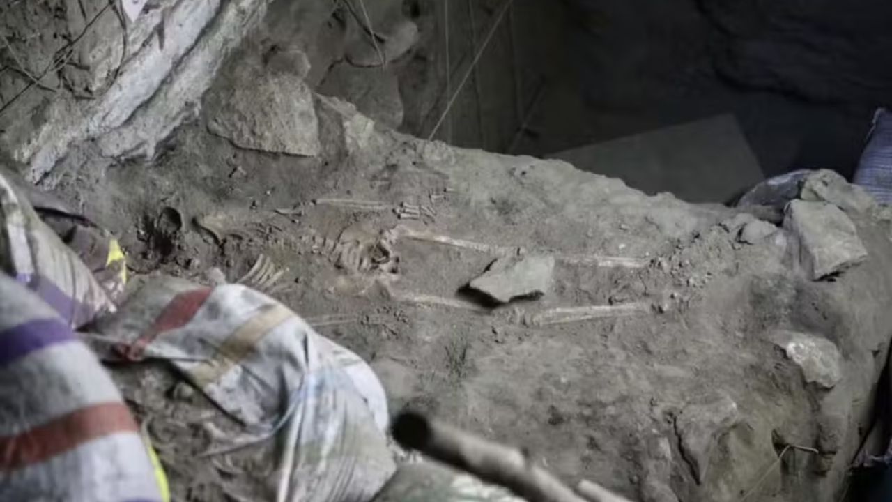 O esqueleto de criança de 29 mil anos encontrado em caverna tailandesa