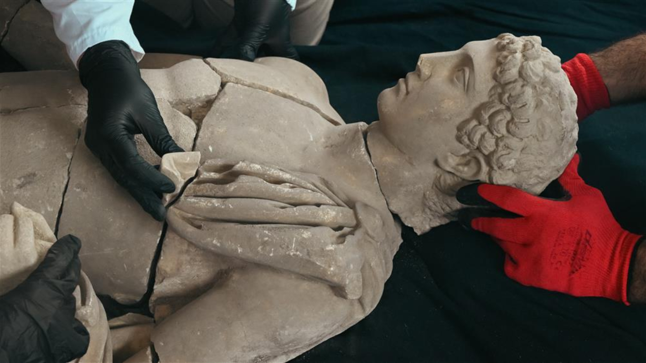 Estátua de Hermes, deus mensageiro grego, é descoberta na Turquia