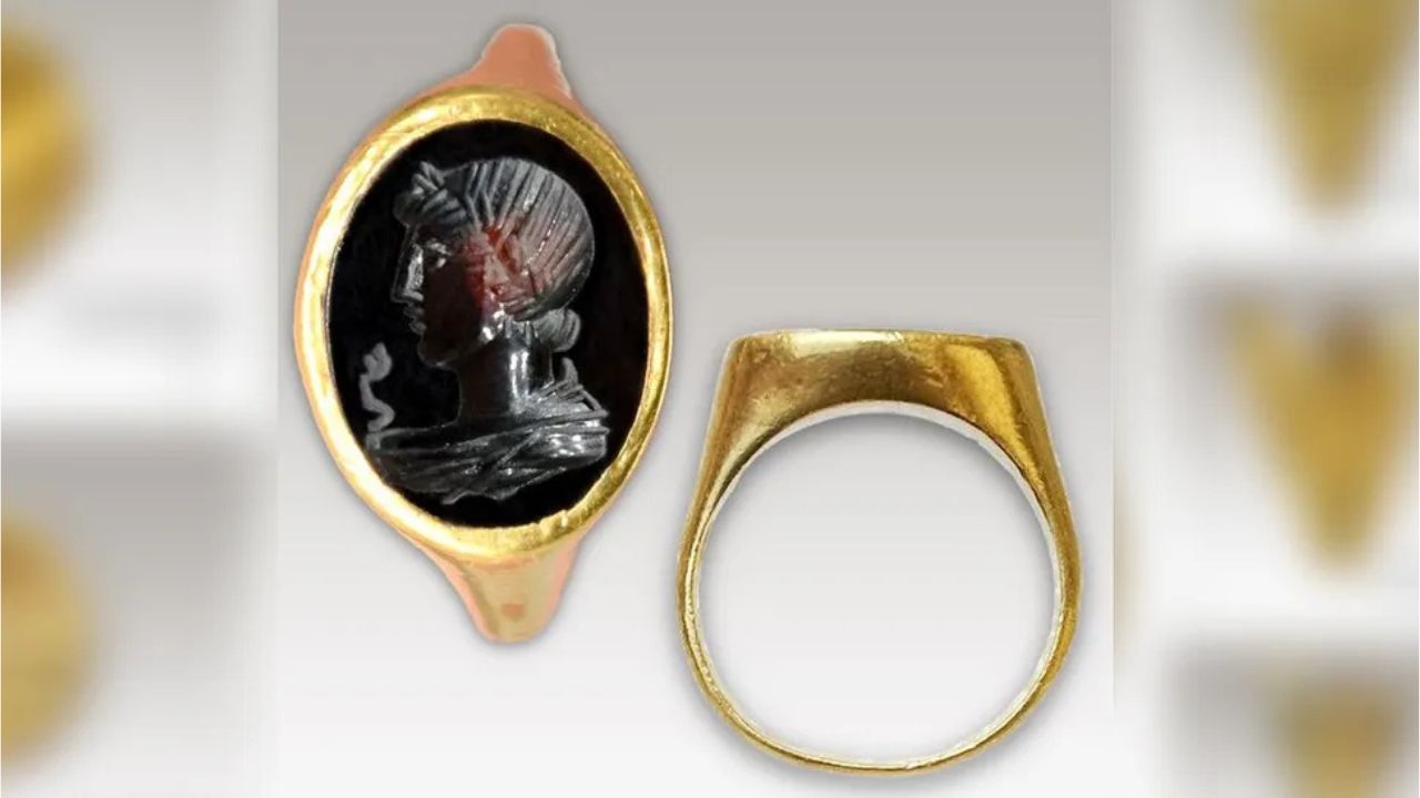 Escavações em tumba de 2 mil anos revelam anel de ouro e esculturas de dedos