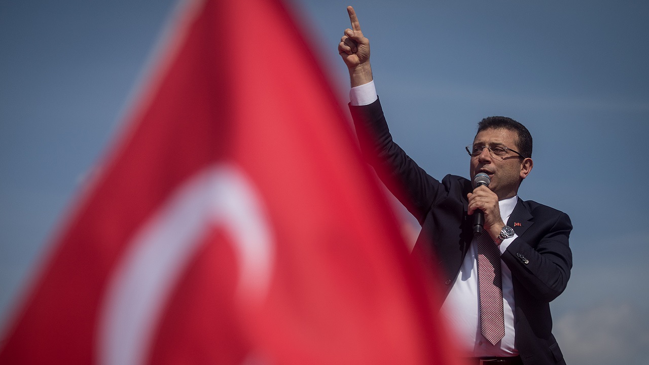 Prefeito de Istambul é preso e acusa presidente de tentativa de golpe
