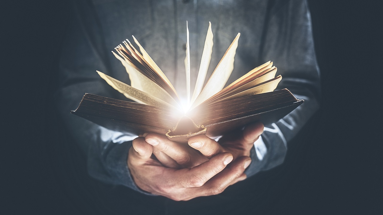 Como as religiões compreendem a noção de divindade?
