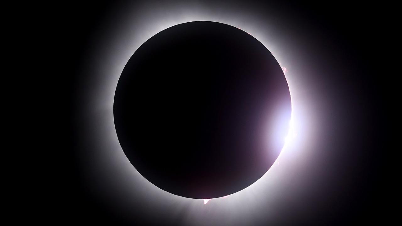 Eclipse solar parcial e próxima lua de sangue agitam observadores de astros