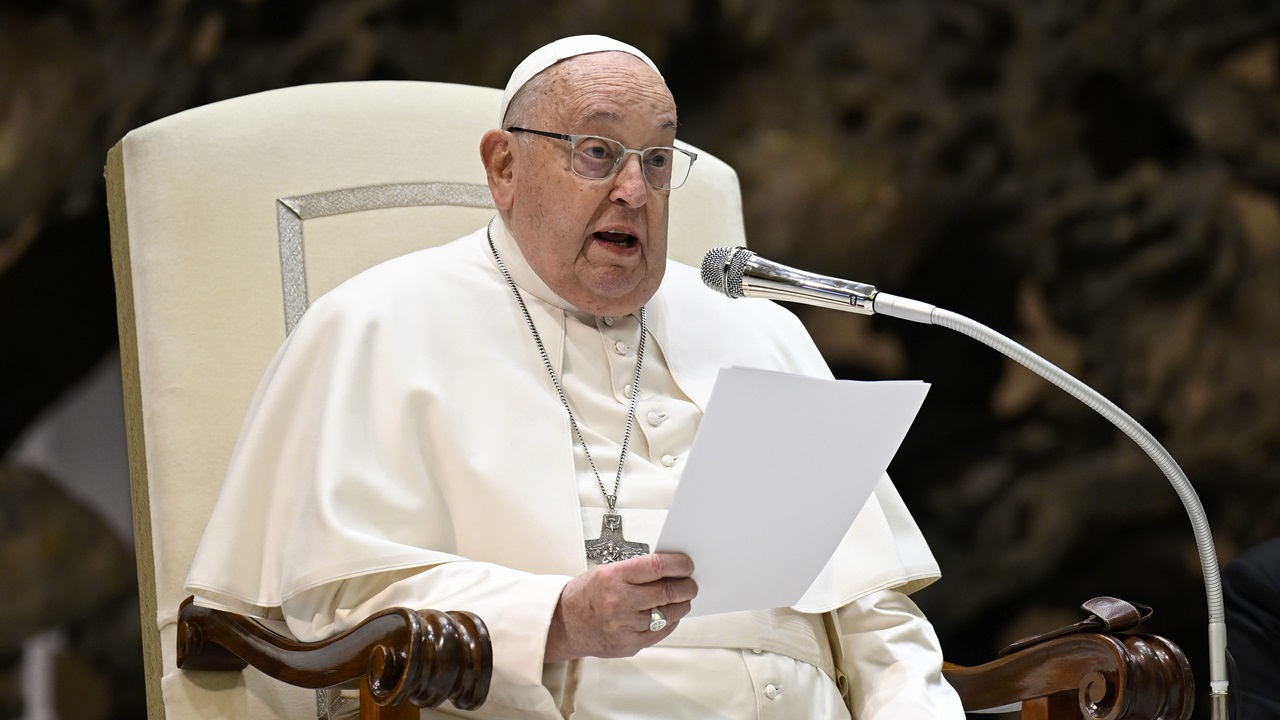 Debilitado, Papa Francisco terá que ‘reaprender a falar’, segundo cardeal