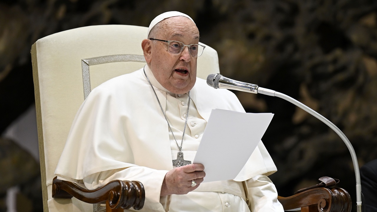 Papa Francisco segue estável, mas continua afastado, diz Vaticano