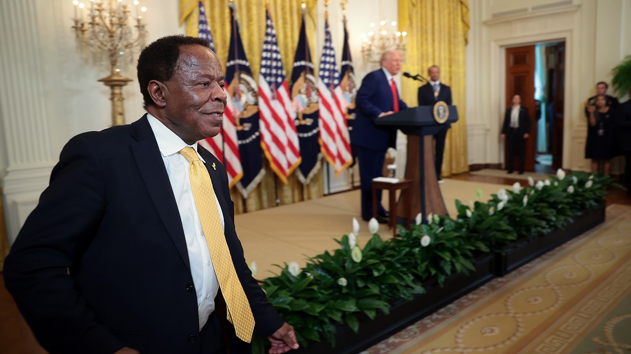 Chefe de antissemitismo de Trump compartilha postagem de líder neonazista