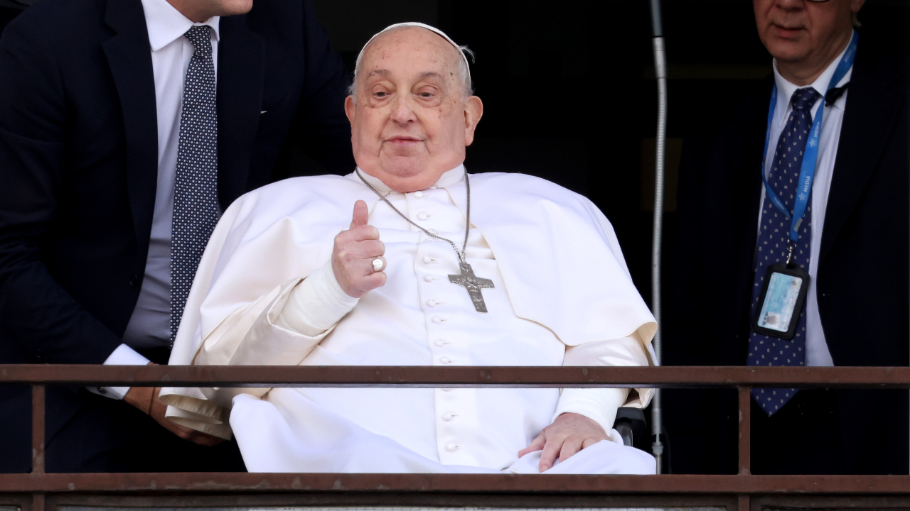Após recuperação, papa Francisco pagou pizza a médicos que o salvaram