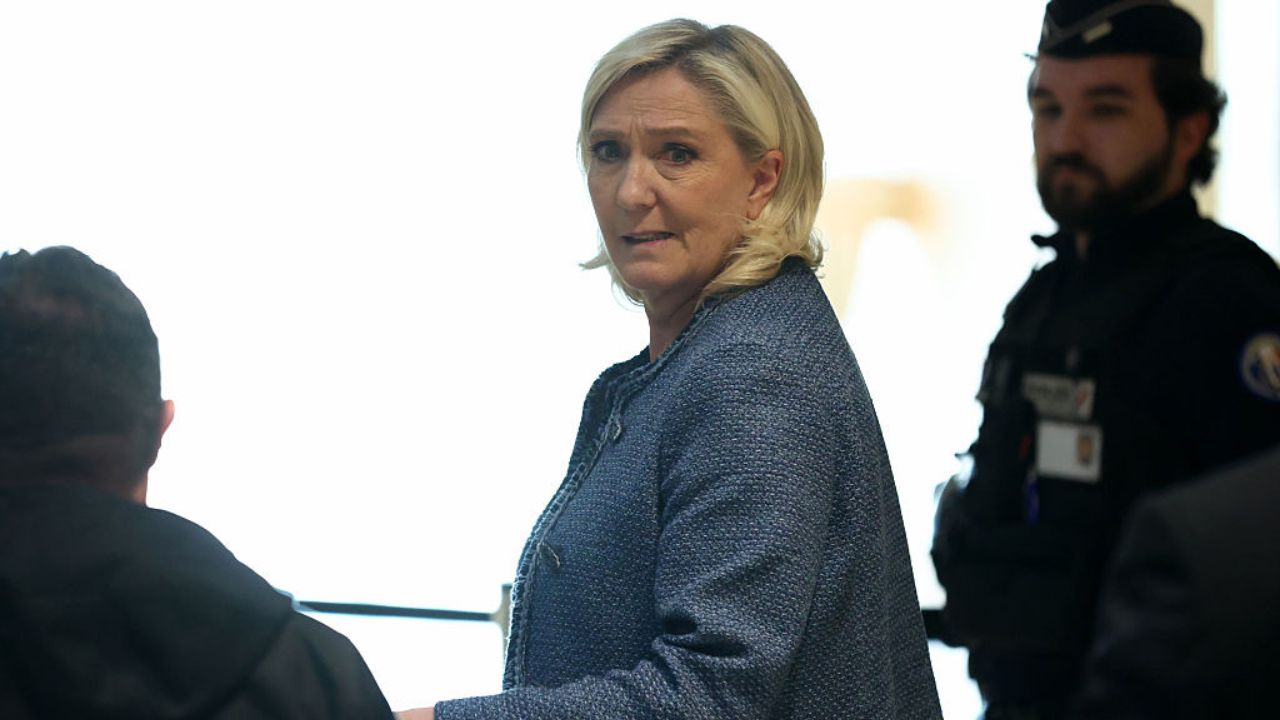 França: Marine Le Pen é condenada por fraude e se torna inelegível