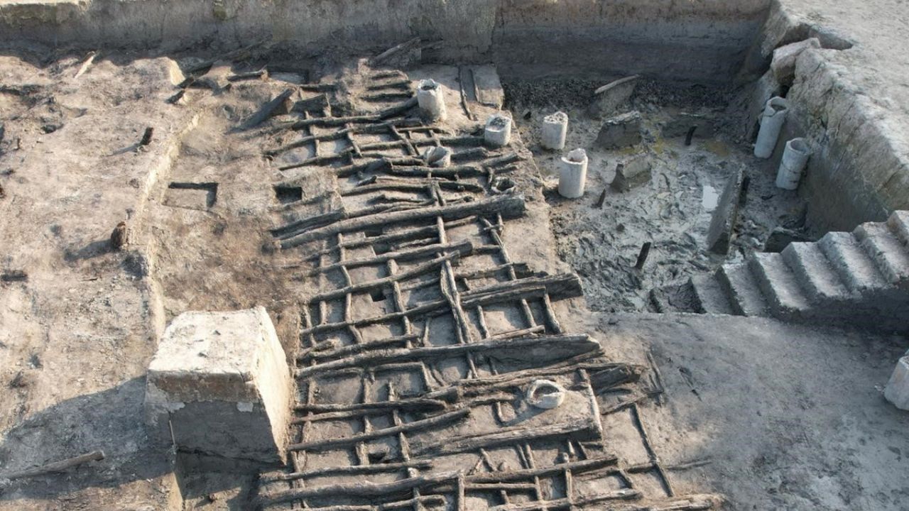 Casas de madeira de 2 mil anos são encontradas na China