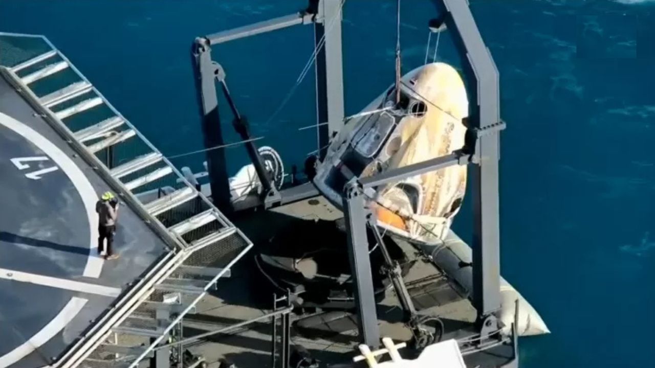 Após 9 meses ‘presos’ no espaço, astronautas finalmente retornam à Terra