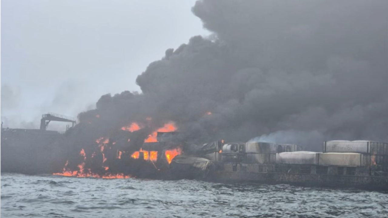 Navio britânico colide com petroleiro e incêndio deixa 32 feridos