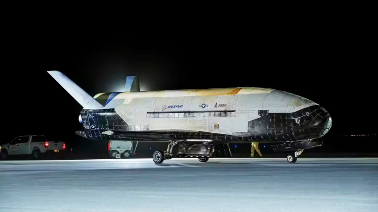 Após 434 dias no espaço, ônibus espacial secreto dos EUA volta à Terra