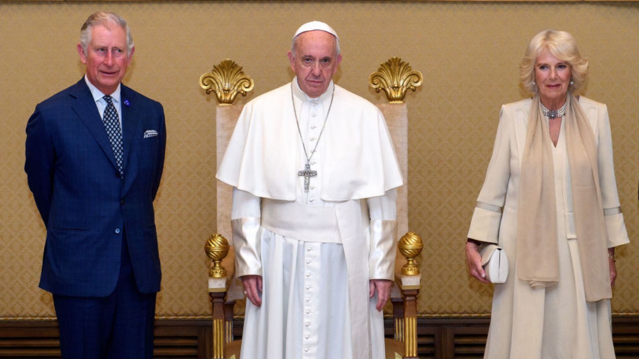 Rei Charles e Rainha Camila adiam visita ao Vaticano