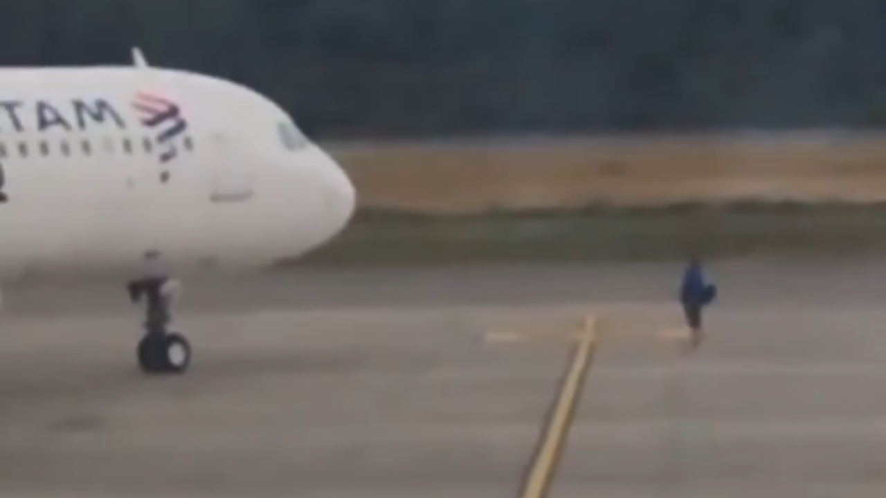 Homem perde voo e invade pista para impedir decolagem de avião no Chile